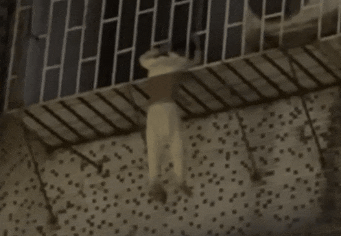 一幼童头部卡在防盗窗缝隙中，身体悬空摇晃，危急时刻3名小伙徒手爬墙救人