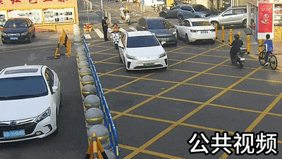 122 | 车门一开,危险袭来?下车的安全动作别省略! 122 | 车门一开,危险袭来?下车的安全动作别省略!