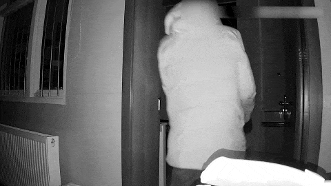 深夜，镇江一市民家中防盗窗被撬！