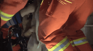 上海夫妇凌晨报警寻女，16岁少女卡进管道“迷宫”！