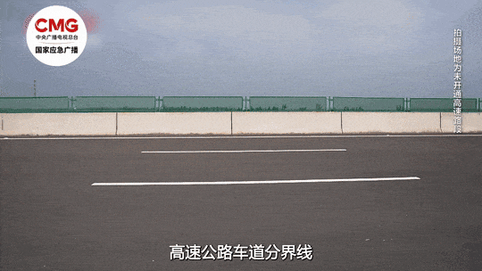 新能源车高速上电量耗尽 2人下车推行被撞身亡 交通安全提醒→