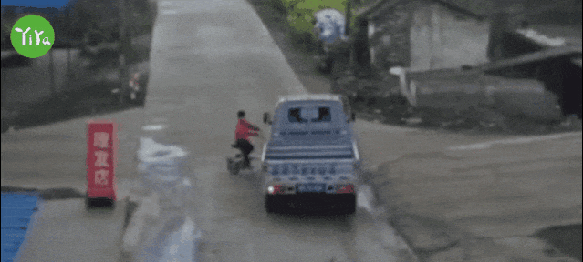 少年“骑士”村道疾驶，被撞得翻一跟头