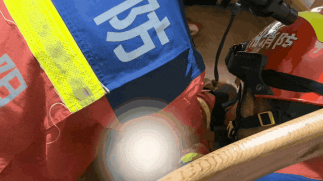 枕头被蹬开，七旬瘫痪老人床头遇险