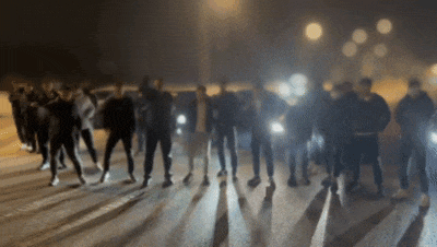 枣庄10名“精神小伙”马路中央站车顶耍帅拍片，网友：这下真“凉凉”，7人刑拘！