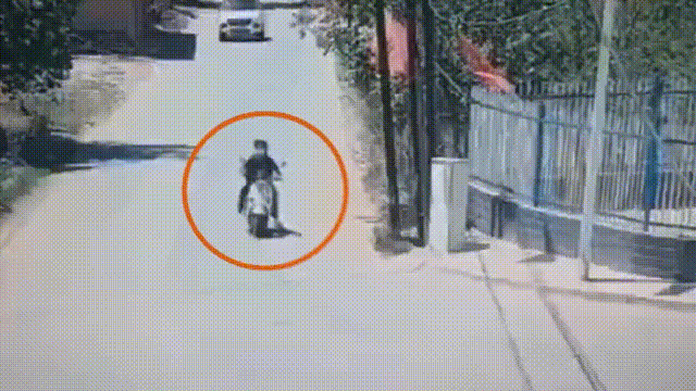 少年“骑士”村道疾驶，被撞得翻一跟头