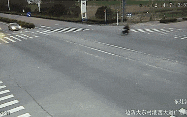 少年“骑士”村道疾驶，被撞得翻一跟头