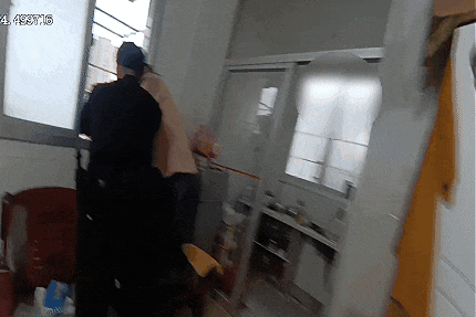 民警上门时她还在拦着！“只差最后一步就好”