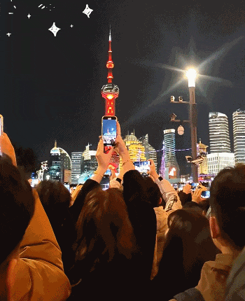 “站在外滩这一刻，才懂为什么大家都爱来这跨年！”网友感叹：太美了……