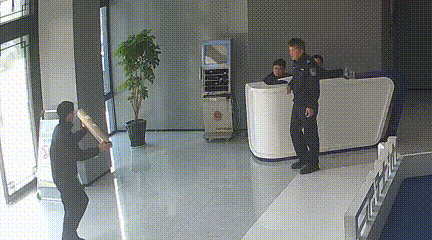 看到这张模糊的照片，店老板立即报警