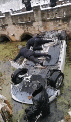 轿车四轮朝天翻入冰河,河南信阳多名好心人合力救援 轿车四轮朝天翻入冰河,河南信阳多名好心人合力救援