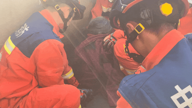 一把镰刀，竟成奶奶被困化粪池的“元凶”