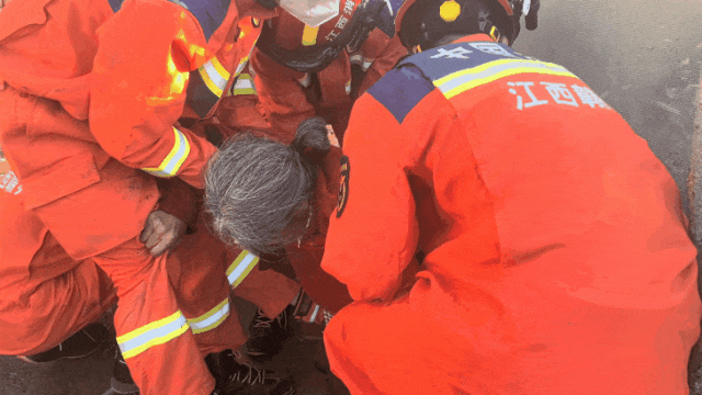 一把镰刀，竟成奶奶被困化粪池的“元凶”