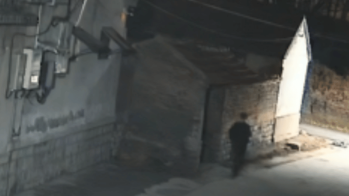 专盯同村老人下手！连救命特困金都偷？淄博警方4小时追回赃款！