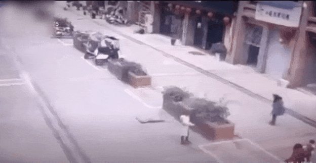 太危险！3名孩子放鞭炮引爆化粪池，周边汽车受波及