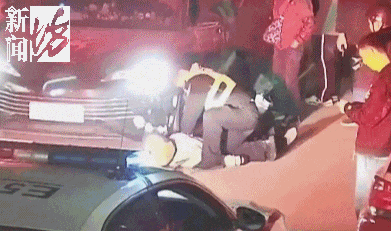 啥情况?上海一外卖小哥突然躺倒在警车前!现场围了一圈人,现场曝光 啥情况?上海一外卖小哥突然躺倒在警车前!现场围了一圈人,现场曝光