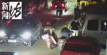 啥情况?上海一外卖小哥突然躺倒在警车前!现场围了一圈人,现场曝光 啥情况?上海一外卖小哥突然躺倒在警车前!现场围了一圈人,现场曝光