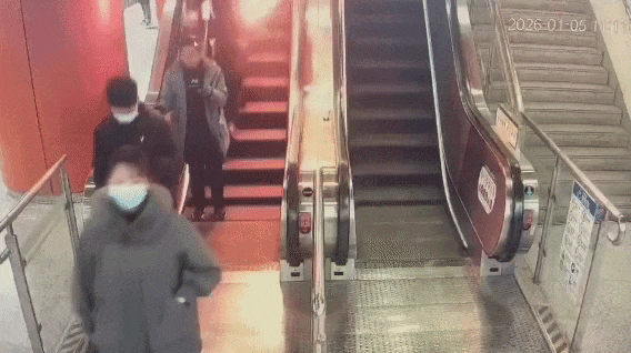 人在前面跑,火在后面追!上海地铁现惊险一幕→ 人在前面跑,火在后面追!上海地铁现惊险一幕→