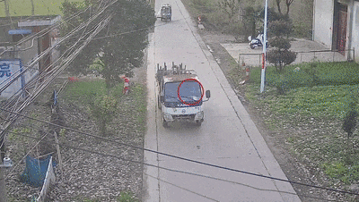 交警:小货车谁开的?醉驾男:???哪个车? 交警:小货车谁开的?醉驾男:???哪个车?