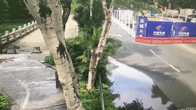 交警:小货车谁开的?醉驾男:???哪个车? 交警:小货车谁开的?醉驾男:???哪个车?