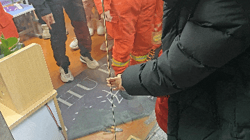 “我是不是活不了了！”培训机构外出传出女孩哭诉声