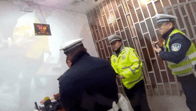 交警:小货车谁开的?醉驾男:???哪个车? 交警:小货车谁开的?醉驾男:???哪个车?