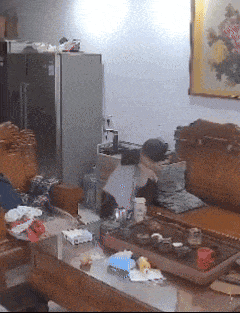 保温杯突然炸了!女子吓懵:热水喷射,被烫到水泡密密麻麻 保温杯突然炸了!女子吓懵:热水喷射,被烫到水泡密密麻麻