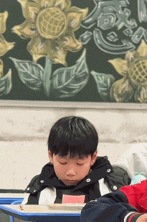 老师给学生的专属便签火了！“你的眼睛总是亮亮的，像闪着……”