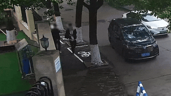 “炒股大师”派人上门，取走杭州阿姨10万元现金？派出所：这单，我们来对接！