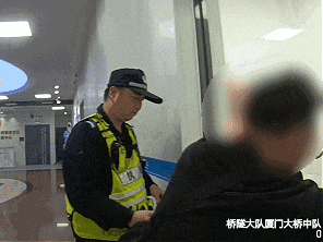 男子醉驾遇查，现场“飙戏”被交警一眼识破！