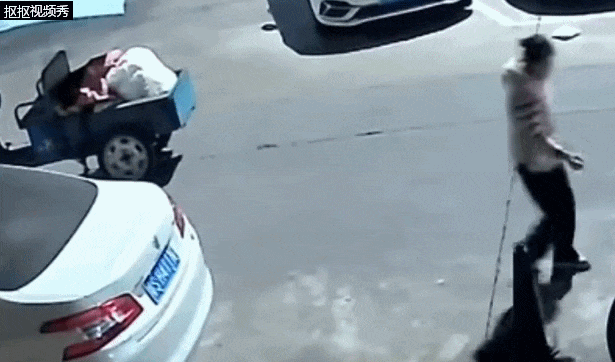 700元自行车放路边,被人误当废品拉走…车主:孩子辛苦劳动换的,只剩轮子了 700元自行车放路边,被人误当废品拉走…车主:孩子辛苦劳动换的,只剩轮子了