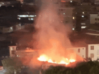 太吓人！油锅起火竟烧穿楼顶