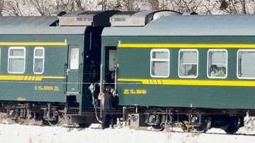 一个人也要等的绿皮火车，这次等到了三位乘客