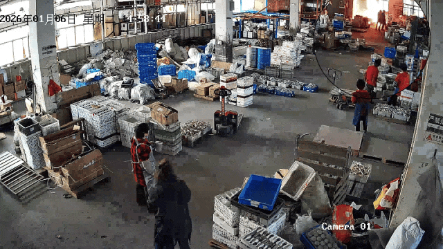 员工弯腰捡个东西，地面竟然起火了！这一幕惊心动魄