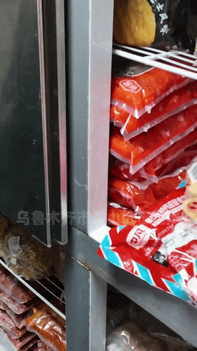 消毒柜现蟑螂？乌鲁木齐这家自助小火锅被突击检查！