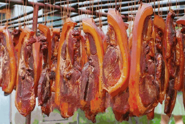 深夜，腊鸡、腊猪腿、腊鱼腊肉不翼而飞……