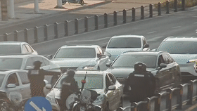 浙江男子驾车被民警在街头截停，后排脚垫下竟藏着两根价值十多万的金条