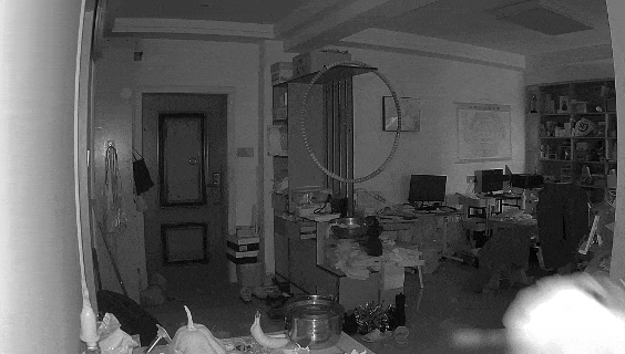 浙江女子手机突然弹出预警，陌生男子正在家里翻东西！接下来一幕让人傻眼