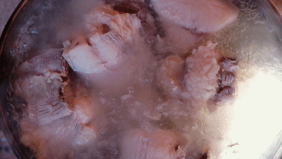 被 “摇人按猪” 馋到？云南杀猪饭，开吃！