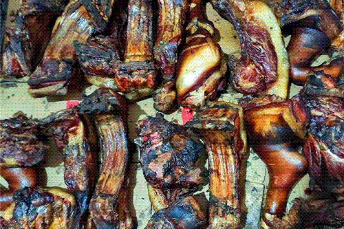 被 “摇人按猪” 馋到？云南杀猪饭，开吃！