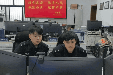 “小朋友，以后可不能再一个人出门了哦！”