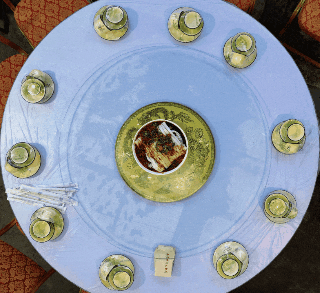 被 “摇人按猪” 馋到？云南杀猪饭，开吃！