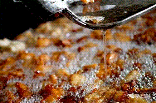 被 “摇人按猪” 馋到？云南杀猪饭，开吃！