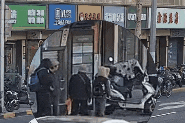 “小朋友，以后可不能再一个人出门了哦！”