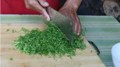 被 “摇人按猪” 馋到？云南杀猪饭，开吃！