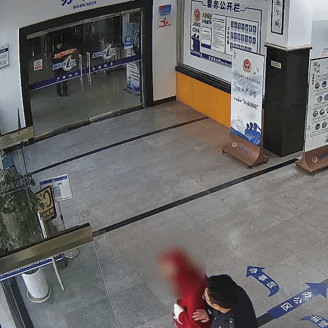 民警亮出“隐藏身份”，成功化险为夷！