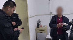 “我在公共厕所捡到一个钱包，里面有好厚一沓钱……”