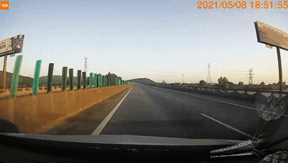 驾驶员分心驾驶 &nbsp;车辆拐弯扎进绿化带！