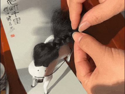 马年最“疯”设计“潦草小马”火了！网友：很像早起上班的我