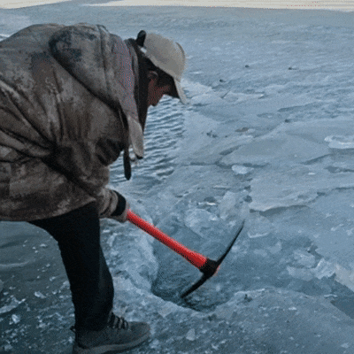 游客手机掉入冰湖，下一刻，被新疆大叔的举动暖到了！