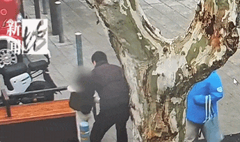 太!冷!了!上海3岁女孩光脚在雪中大哭,家长去哪了?路人解开衣服为她取暖... 太!冷!了!上海3岁女孩光脚在雪中大哭,家长去哪了?路人解开衣服为她取暖...